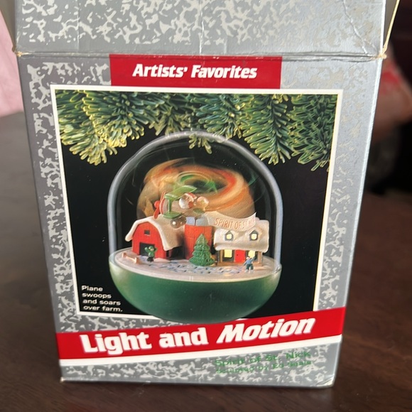 Keepsack  magic ornament, light and motion, plain swoops, and sores over farm - Picture 2 of 4